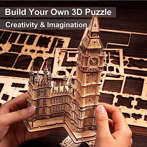 Houten 3D-puzzel van Big Ben in handen van een persoon