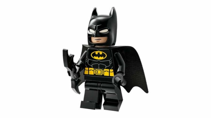 Kind speelt met Lego Batman mechapantser speelgoed