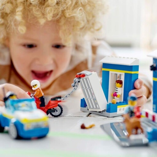 Kinderen spelen met Lego-politieset