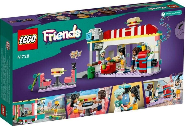 Kind geniet van de LEGO Friends restaurant speelset.