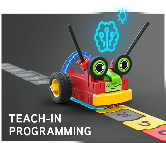 Een kind dat speelt met de Fischertechnik ROBOTICS Early Coding set