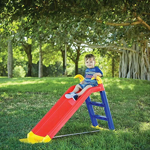 Kinderen spelen op een kleurrijke glijbaan