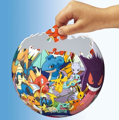 Kinderen die plezier hebben met het in elkaar zetten van de Ravensburger Pokémon 3D Puzzelbal