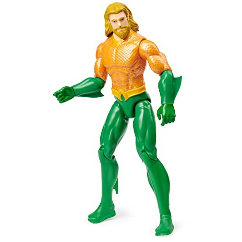 Actiefiguur van een superheld met groene laarzen en oranje shirt.