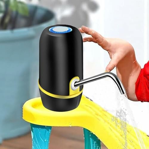 Automatische waterpomp met kind dat water tapt