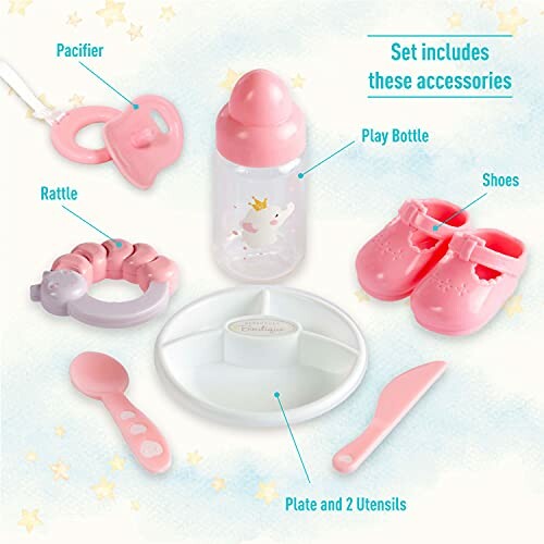 Set met babyaccessoires, waaronder speen, rammelaar, fles, schoenen, bord en bestek.