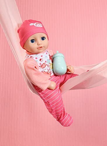 Babypop in roze hangmat met flesje