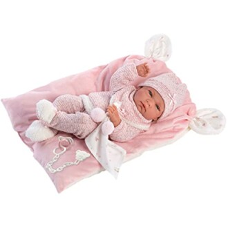 Poppenbaby op roze dekentje met speen en knuffelspeeltje.