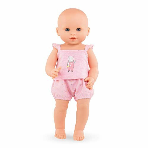 Babypop in roze outfit met schattig gezicht.