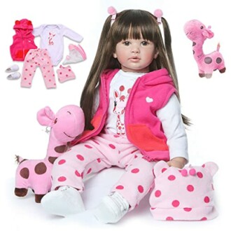 Babypop met roze kleding en speelgoedhond