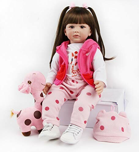 Poppenbaby met roze giraffespeelgoed en kleding.