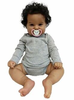 Baby pop met speen en grijze kleding.