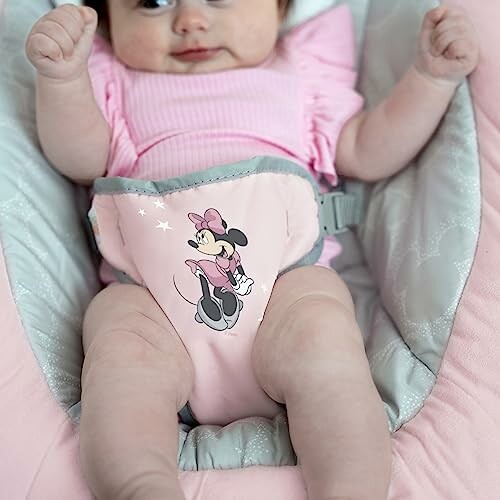 Baby in roze kleding met Minnie Mouse ontwerp