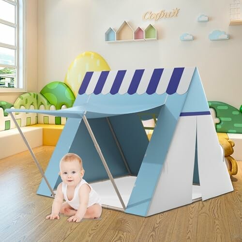 Baby zittend voor een speelhuisje in een kinderkamer