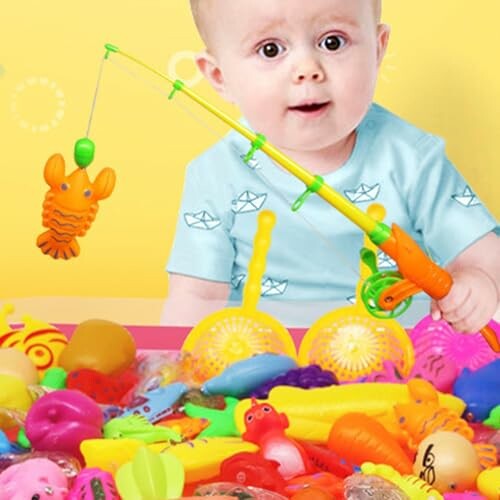 Baby speelt met speelgoed hengel en plastic vissen.