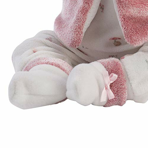 Baby in warme winterkleding met roze accenten