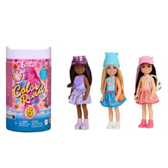 Drie Barbie-poppen met kleurrijke outfits en accessoires