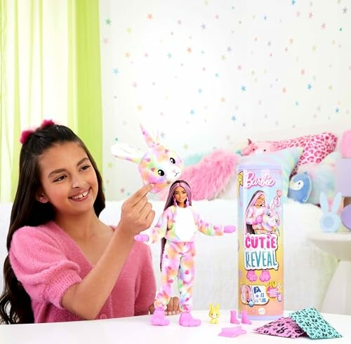 Meisje speelt met Barbie Cutie Reveal pop