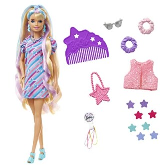 Barbie met accessoires zoals kam, zonnebril en sterrenvormige decoraties.