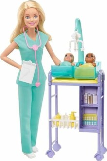 Barbie-pop als verpleegster met twee baby's in een ziekenhuisomgeving.