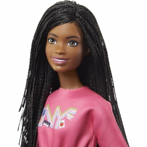 Barbie-pop met zwart haar en roze shirt