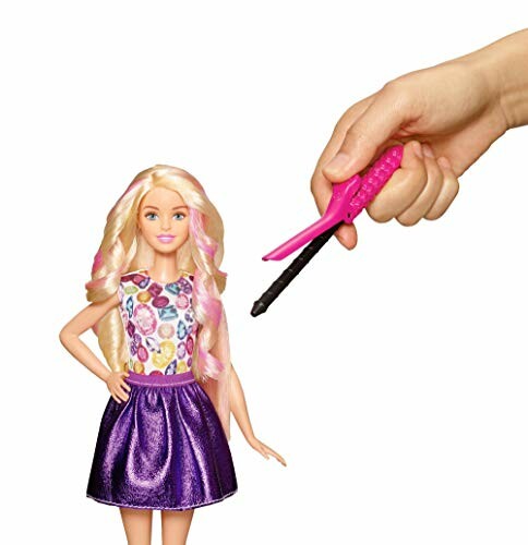 Barbiepop met krultang en kleurrijke jurk