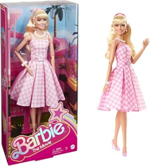 Barbie-pop in roze jurk, naast verpakking.