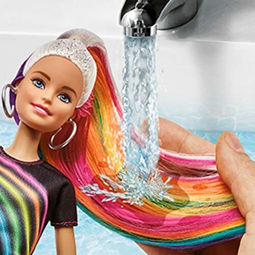 Barbie met regenbooghaar onder de kraan