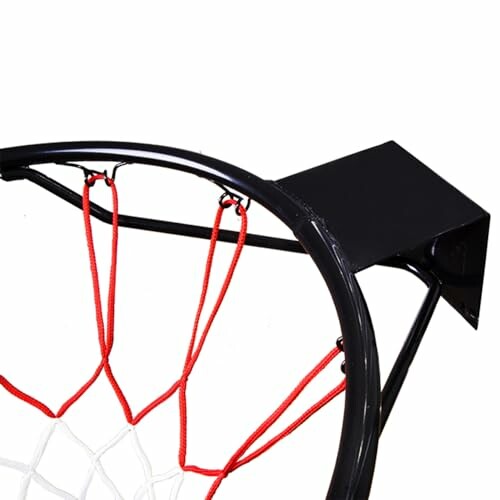 Close-up van een basketbalring met rood net.