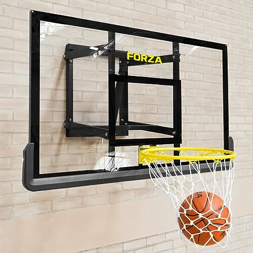 Basketbalnet met bal door de ring aan een bakstenen muur.