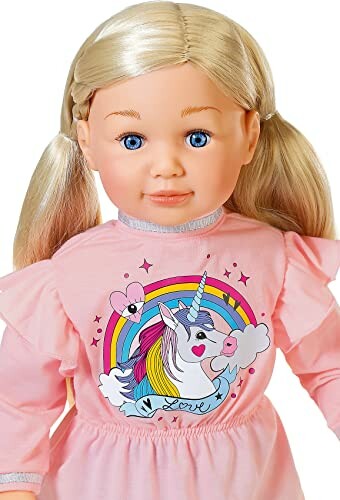 Pop met blond haar en unicorn-shirt