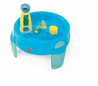 Blauwe watertafel met speelgoed voor kinderen.