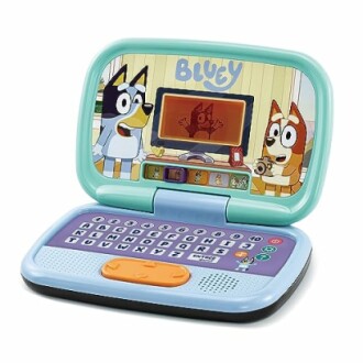 Blauwe speelgoedlaptop met cartoonfiguren