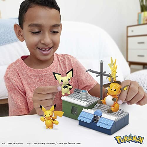 Jongen speelt met Pokémon-figuren op een speelset