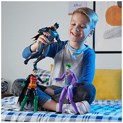 Jongen speelt met actiefiguren op bed