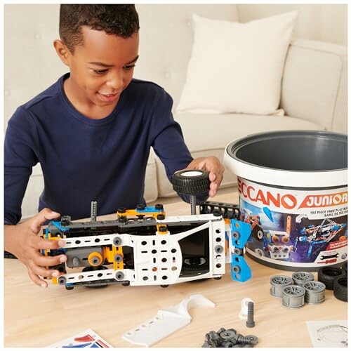 Jongen speelt met Meccano bouwset.