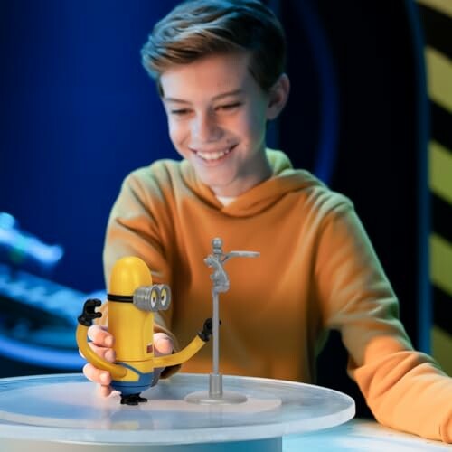 Jongen speelt met Minion-speeltje.