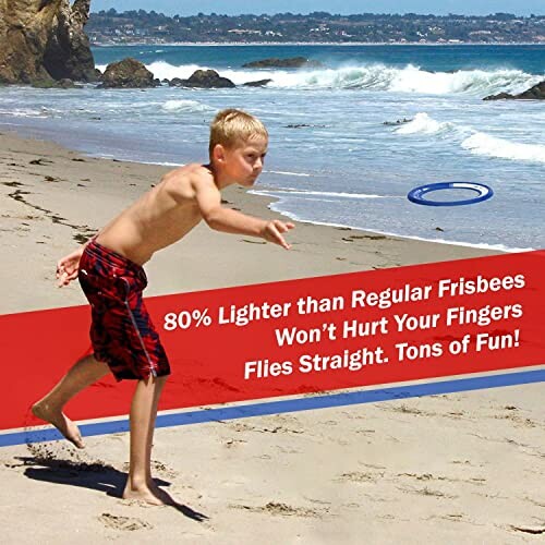 Jongen gooit een blauwe frisbee op het strand.