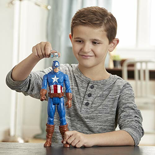 Jongen speelt met Captain America actiefiguur.