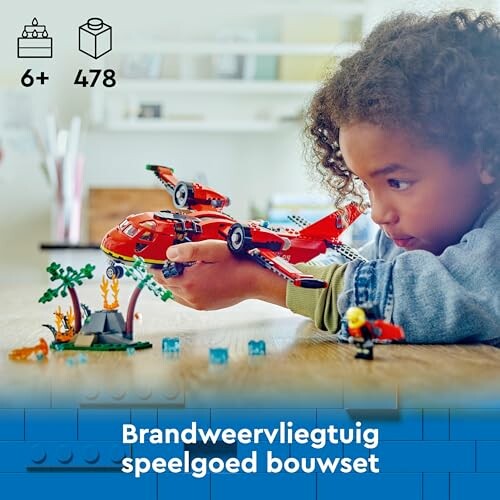 Kind speelt met brandweervliegtuig bouwset.