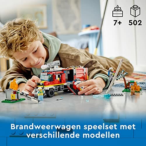 Kind speelt met brandweerwagen speelgoedset