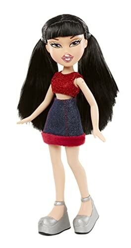 Bratz-pop met donker haar, rode top en blauwe rok.