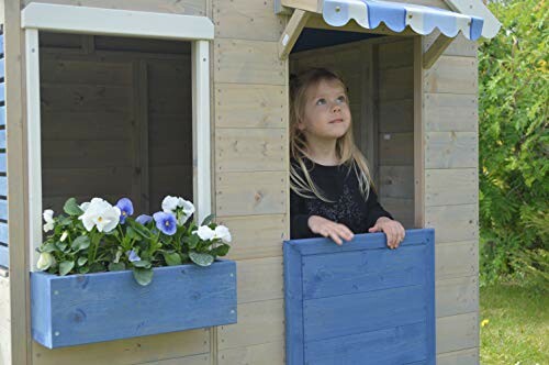 Kind in houten speelhuisje met bloemen