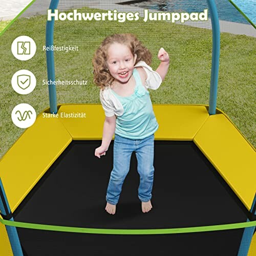 Kind springt op trampoline in de tuin.