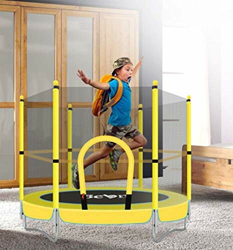 Kind springt op trampoline in slaapkamer.