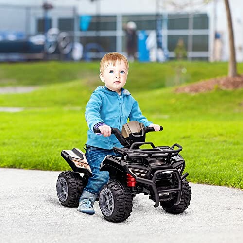 Kind op speelgoed-ATV buiten