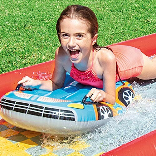 Kind glijdt op een waterspeelgoed op een waterglijbaan