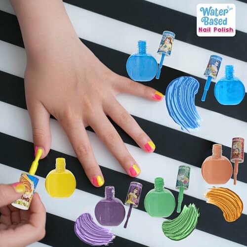 Kind met waterbasis nagellak op zwart-witte achtergrond