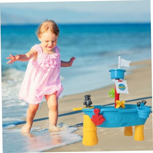 Kind speelt met watertafel op het strand.