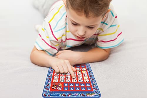 Kind speelt een bordspel op de grond.